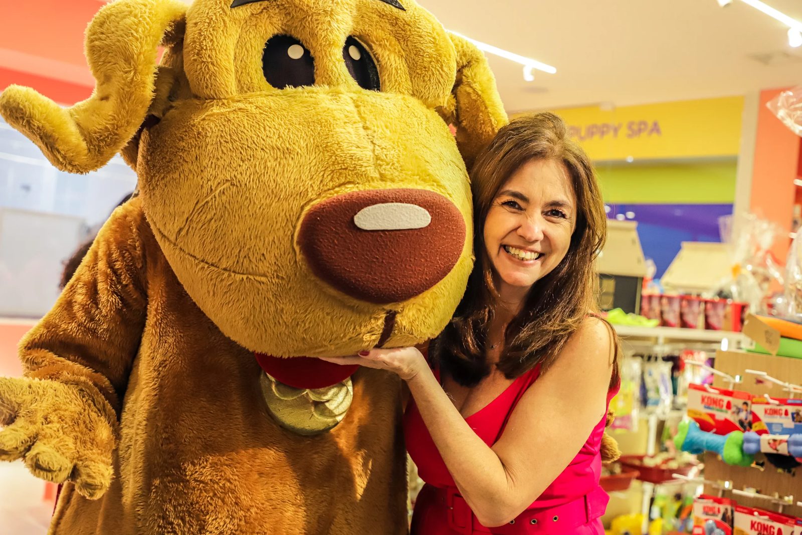 Cliente com o mascote em ação na loja