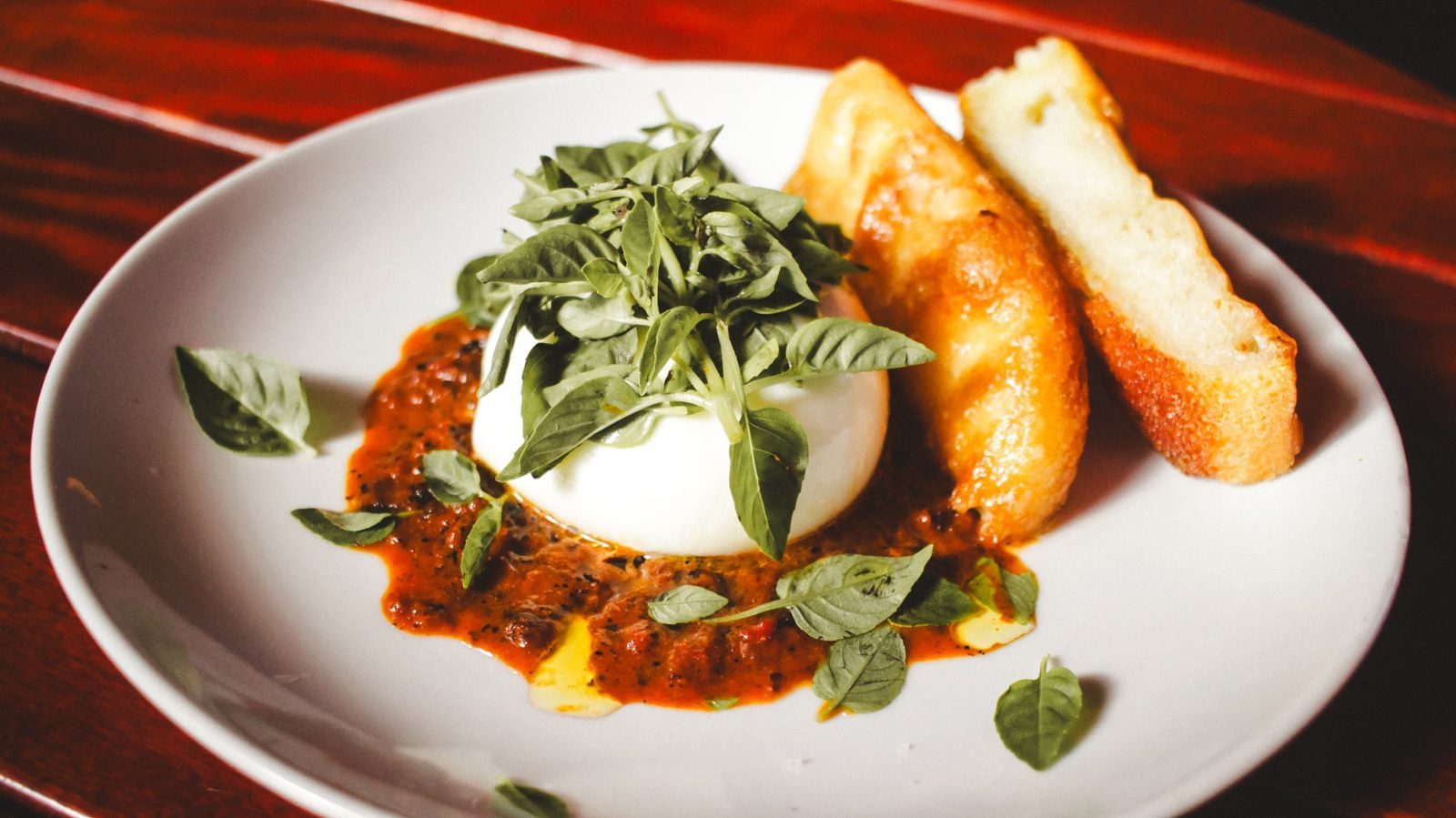 Burrata servida no Balthazar Bar — fotografia gastronômica