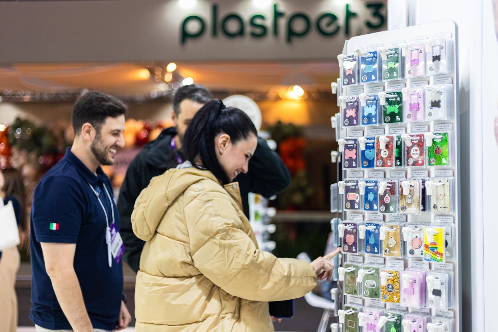 Visitantes no estande da Myfamily na feira Pet South America