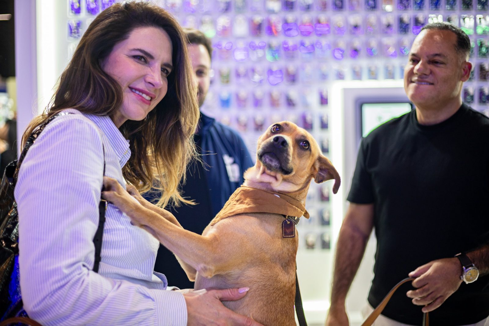 Visitante com seu cachorro no estande da Myfamily na feira Pet South America